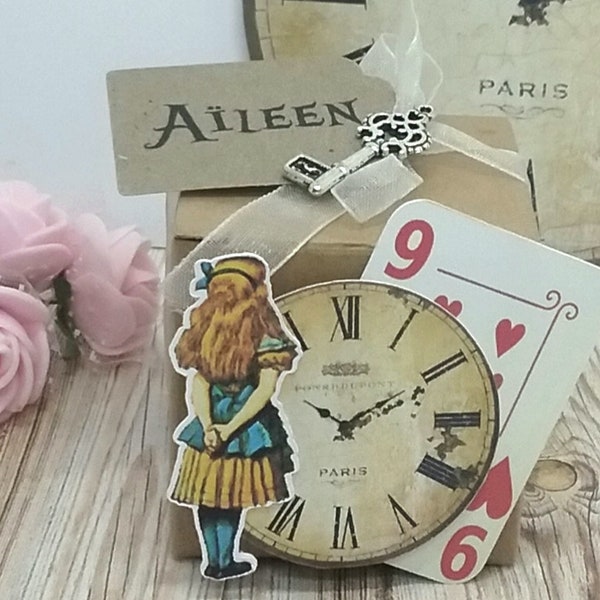 Boîte à dragées thème Alice aux pays des merveilles vintage en kraft