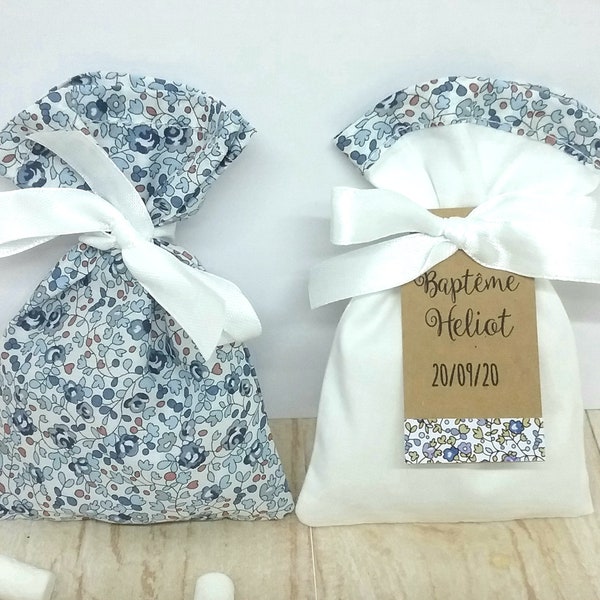 lot de 2 Pochons ballotin à dragées blanc et liberty Eloise bleu et étiquette en kraft liberty personnalisée