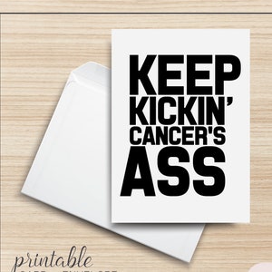 Mantenga Kickin' Cancer's Ass Tarjeta de felicitación IMPRIMIBLE, 5x7, Arte digital, Cartulina, Cáncer, Remisión, Esperanza, Fuerza, Amor, Plantilla de sobre