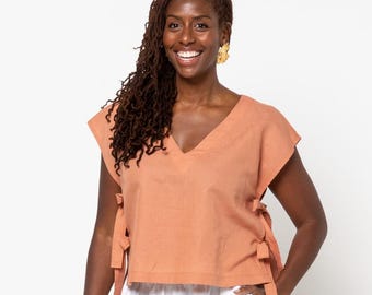 Bluzka Rumi Woven Top, wykrój w PDF | Nowoczesny, pudełkowy top z wiązaniem po bokach | Rozmiary 18–30 (AU/UK)