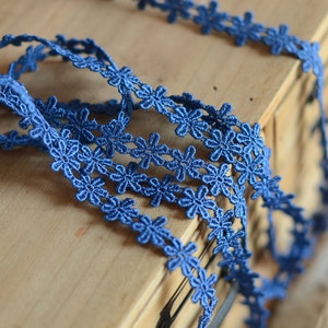 2 metri di pizzo con fiori blu scuro, larghezza 1,4 cm