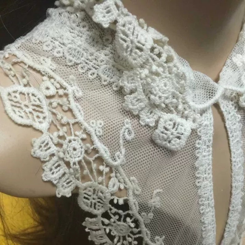 Off-White Cotton Lace Collar