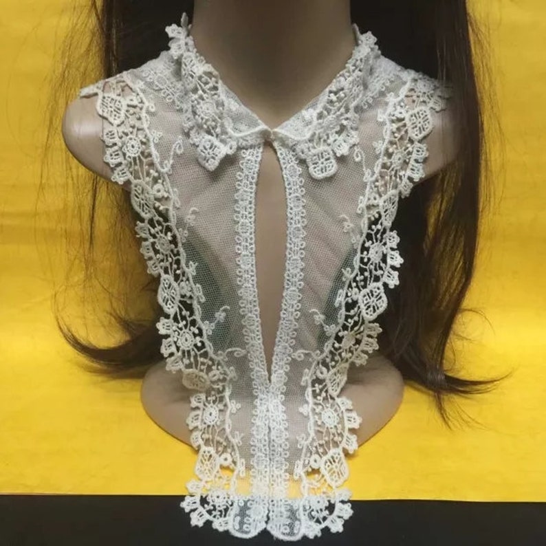 Off-White Cotton Lace Collar