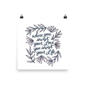 Może przedstawiać: Biały plakat do wydrukowania z niebieskim i fioletowym wzorem kwiatowym. Tekst brzmi: "Gdzie inwestujesz swoją miłość, inwestujesz swoje życie."