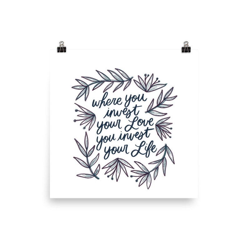 Może przedstawiać: Biały plakat do wydrukowania z niebieskim i fioletowym wzorem kwiatowym. Tekst brzmi: "Gdzie inwestujesz swoją miłość, inwestujesz swoje życie."