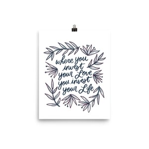 Może przedstawiać: Biała, drukowana grafika z czarnym i niebieskim wzorem kwiatowym i tekstem "where you invest your love you invest your life".
