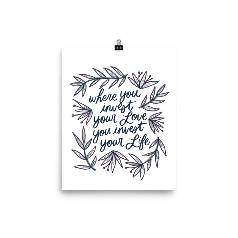 Może przedstawiać: Biała, drukowana grafika z czarnym i niebieskim wzorem kwiatowym i tekstem "where you invest your love you invest your life".