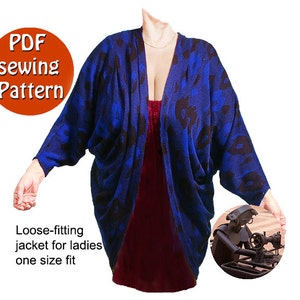 Könnte beinhalten: PDF-Schnittmuster für eine lockere Jacke. Die Jacke ist blau mit einem abstrakten Druck in Schwarz und Blau. Das Model trägt ein rotes Kleid unter der Jacke.