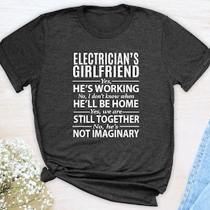 Electrician&#39;s Girlfriend Yes He&#39;s Working, No I Don&#39;t Know When He&#39;ll Be Home... Unisex T-shirt - Gifts for Electrician&#39;s Girlfriend