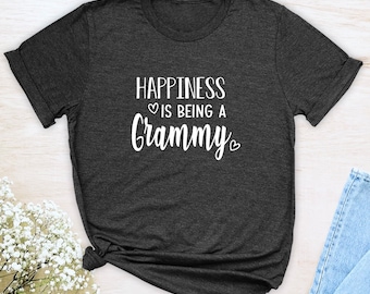 Könnte beinhalten: Dunkelgraues T-Shirt mit weißem Text, der "Happiness is being a Grammy" lautet, mit einem kleinen Herzsymbol vor und nach dem Wort "Grammy".