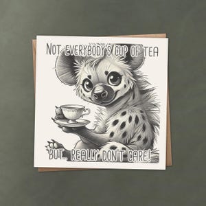 Tarjeta de felicitación con hiena divertida que no es del agrado de todos, impresión artística con humor peculiar, regalo de confianza en uno mismo, ilustración animal ingeniosa, declaración audaz