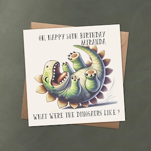 Biglietto di compleanno personalizzato per traguardo / Dinosauro divertente / Nome e decennio personalizzati / Biglietto di compleanno per 30°, 40°, 50°, 60° e 70° compleanno / Ricordo umoristico