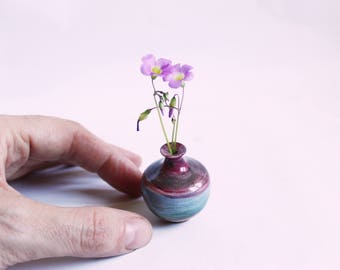 preziosa miniatura di vaso con decoro multicolore, riproduzione in scala di una ceramica artistica italiana modellata al tornio per vasaio