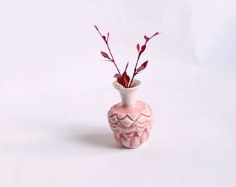 Vaso in miniatura in ceramica modellato al tornio per vasaio e inciso a mano. Smalto rosa trasparente  fondo bianco. fatto a mano in italia