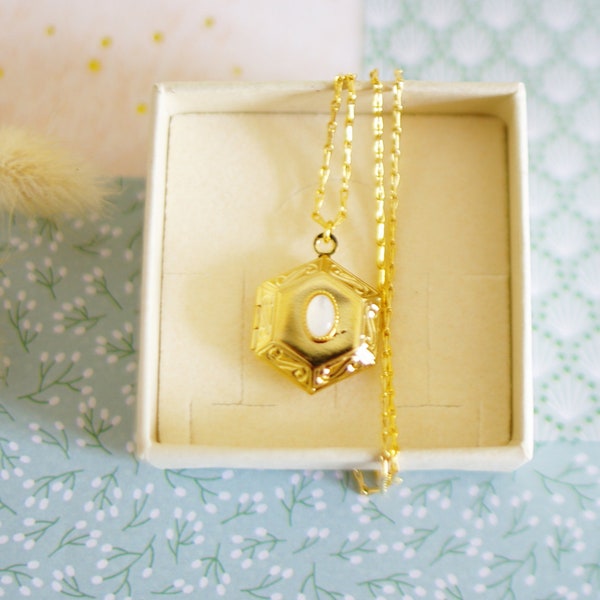 Locket pendant style boho retro vintage gold gift for Mother's Day mother-of-pearl stone
