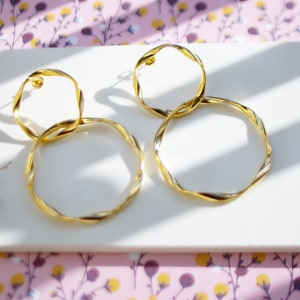 glam earrings & chic circles gold style 80s image 3