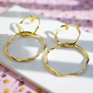 glam earrings & chic circles gold style 80s image 4