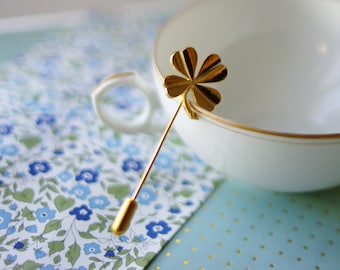 Golden fibula brooch with clover hat