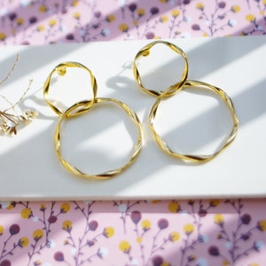 glam earrings & chic circles gold style 80s image 5