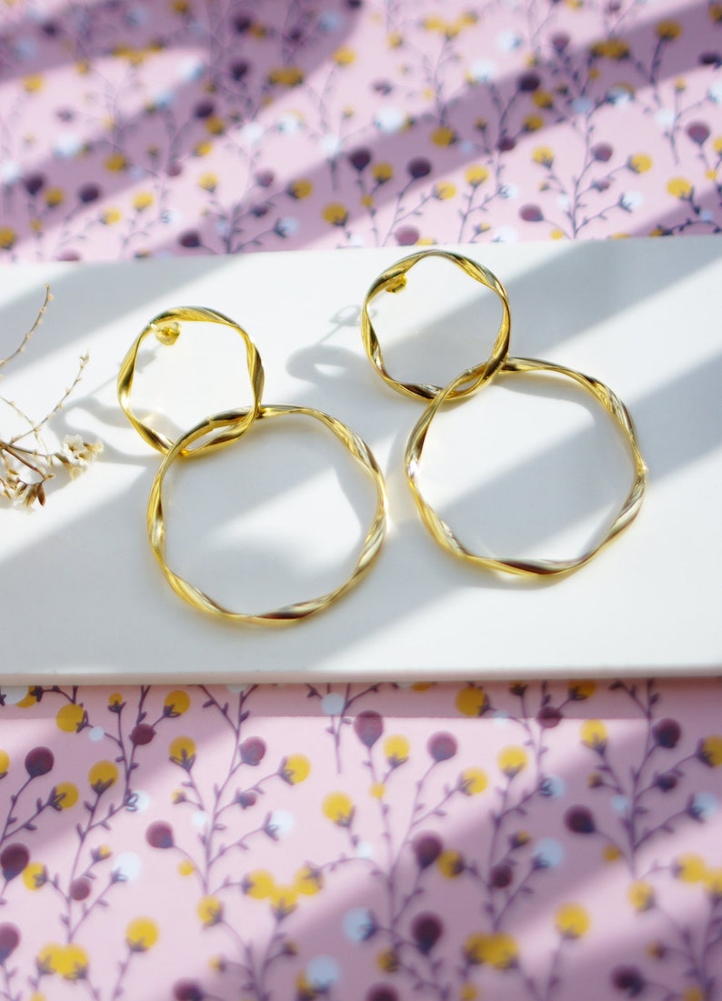 glam earrings & chic circles gold style 80s image 5