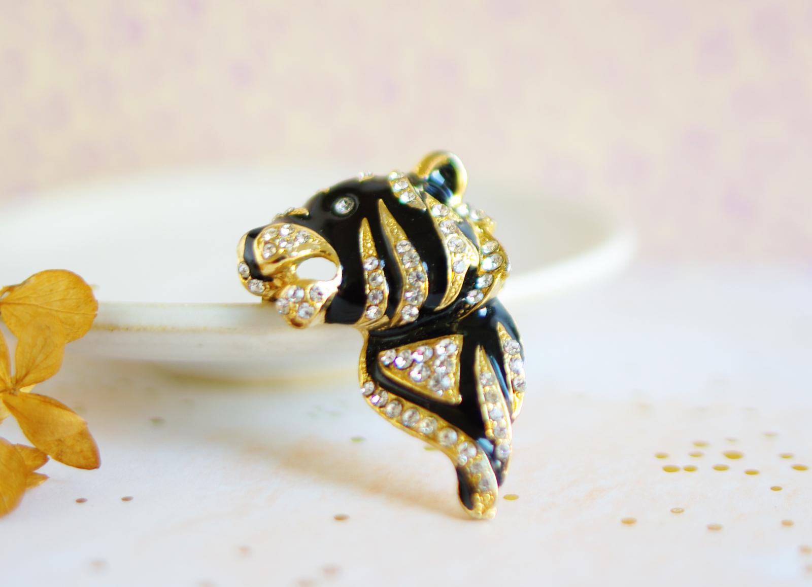 Broche En Métal Doré Représentant Un Tigre Couché - Bijou Vintage Occasion En Parfait état