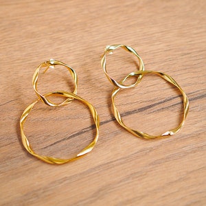 glam earrings & chic circles gold style 80s image 7