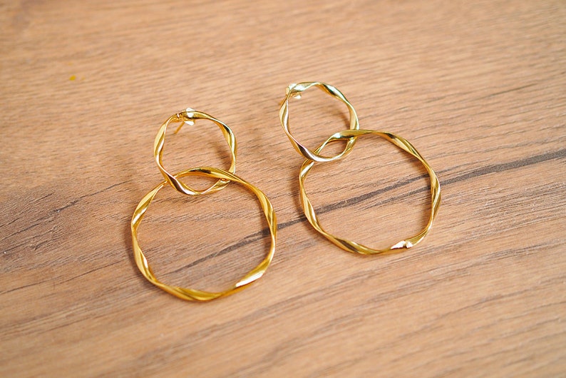 glam earrings & chic circles gold style 80s image 7