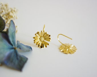 Op de afbeelding: Een paar gouden daisy-bloem oorbellen. De oorbellen hebben een eenvoudige haak sluiting.
