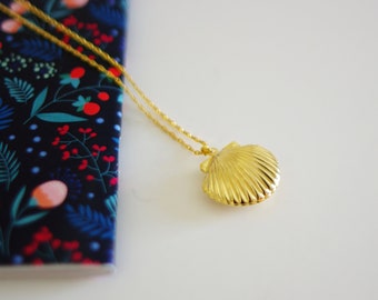 Shell locket pendant shell medallion boho style retro vintage gold