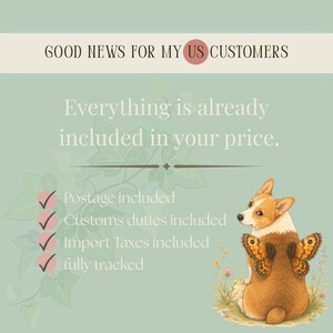 Pu&ograve; includere: Un grafico informativo verde chiaro con il testo GOOD NEWS FOR MY US CUSTOMERS e Everything is already included in your price. Un elenco con segni di spunta dettaglia spese, dogana, tasse e tracciamento. Un corgi marrone con ali di farfalla.