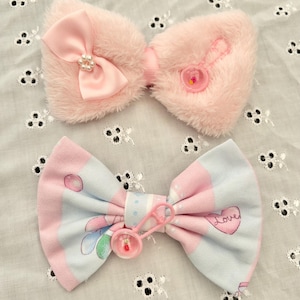 Kitsch Rattle Charm Hair Bow
