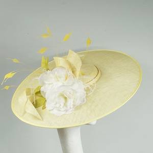 Fascinator al limone, cappello per la madre della sposa, cappello per il Kentucky Derby, cappello Royal Ascot, cappello per occasioni speciali, cappello per il Tea Party Nuovo SS2024