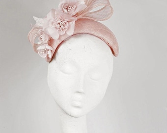 Lichtroze Sinamay Fascinator: zijden bloem gelegenheidshoed