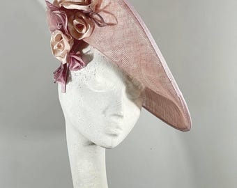 Lichtroze schijffascinator.  Kentucky Derby-hoed. Ascot-hoed