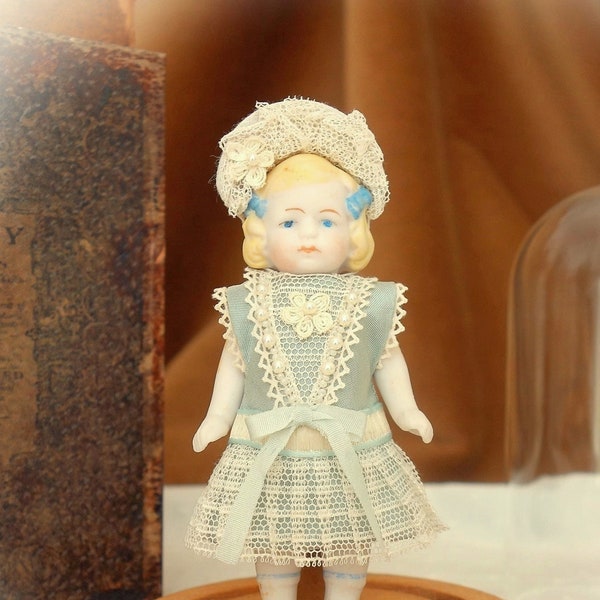 Poupée de maison de poupée ancienne de 10 cm, âgée de plus de 100 ans avec robe et chapeau fabriqués selon l'ancienne