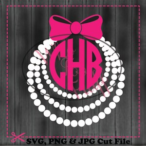 Può includere: Una collana di perle bianche con un fiocco rosa e un monogramma circolare con le lettere "CHB" al centro.
