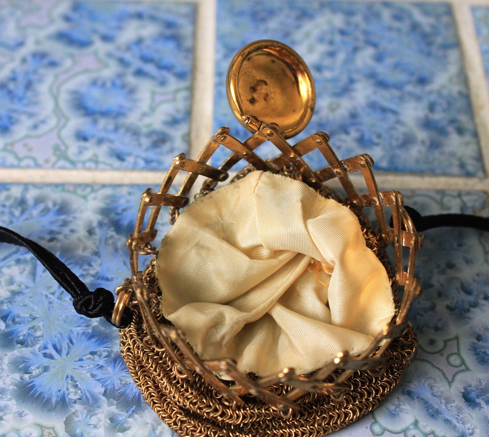 Vintage 1940s Gate Top Beggar's Bag Coin Purse Gold Metal Mesh US Zone