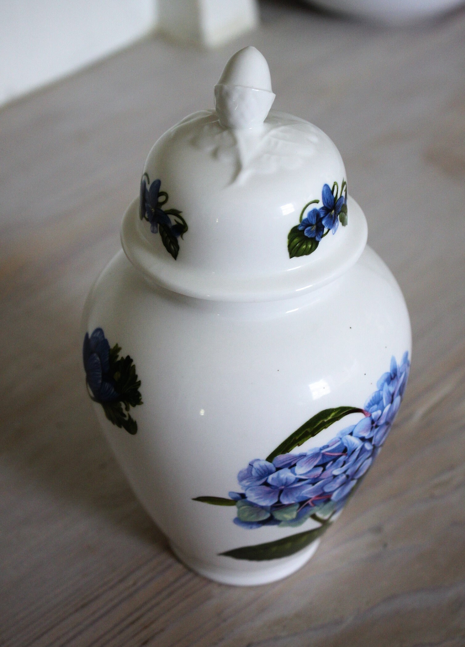 Vintage Aynsley Fine Bone China Cottage Garden 8 Flower Vase Urn