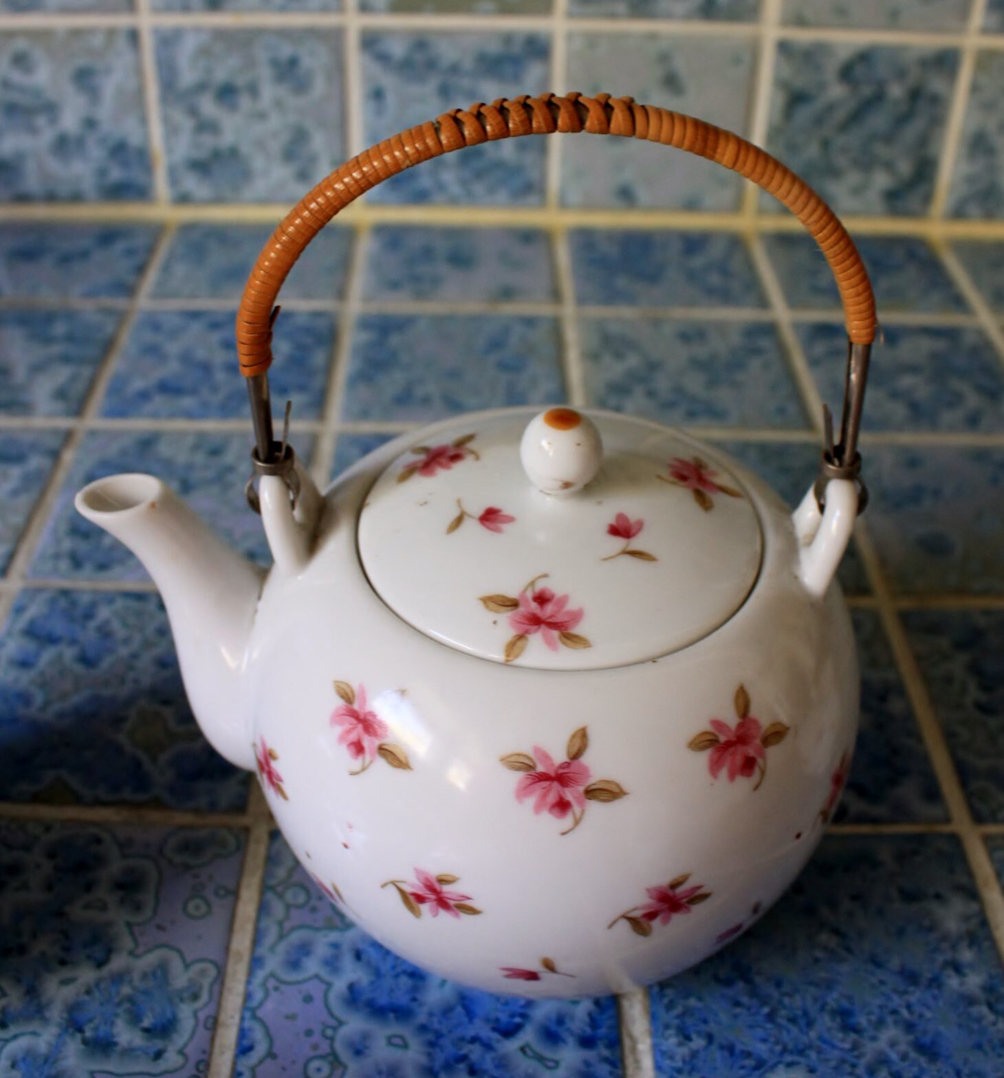 Rose pattern oriental tea set with cup lids