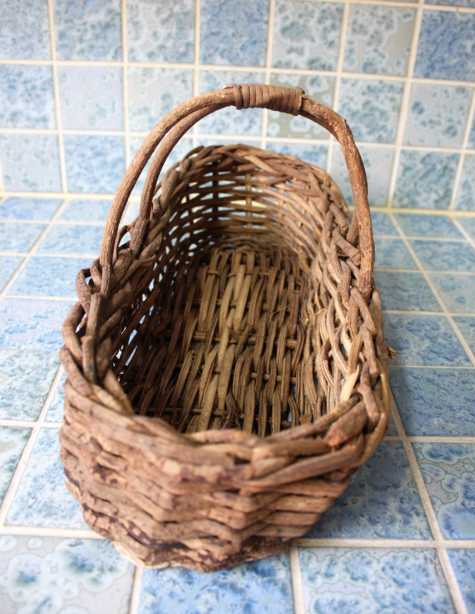 Vintage 15 x 71/2 Oblong wicker Cane Bread basket Top Handle