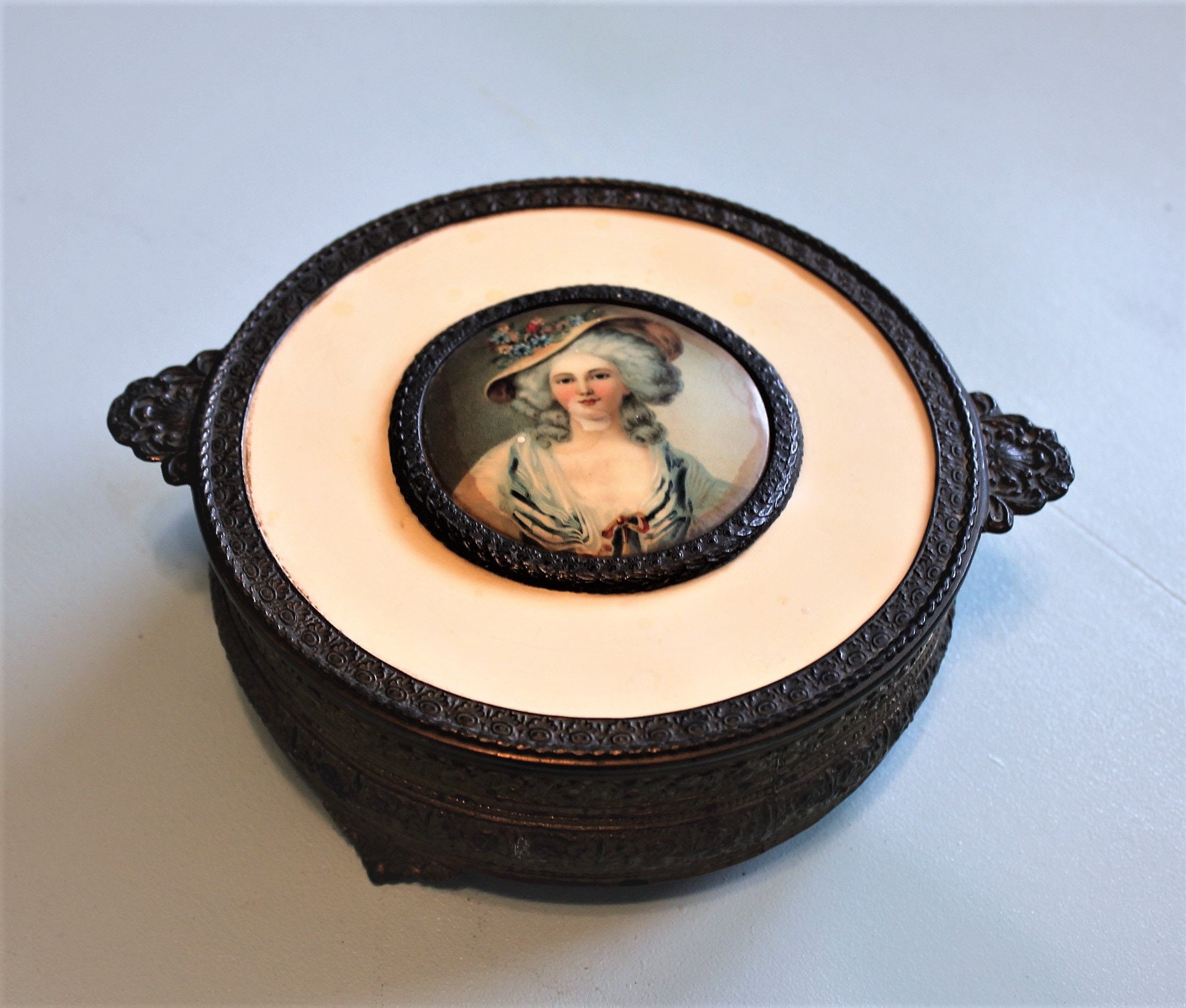 Vintage PNCW Art Nouveau Lidded Brass Vanity/Trinket/Box/Dish with Cameo