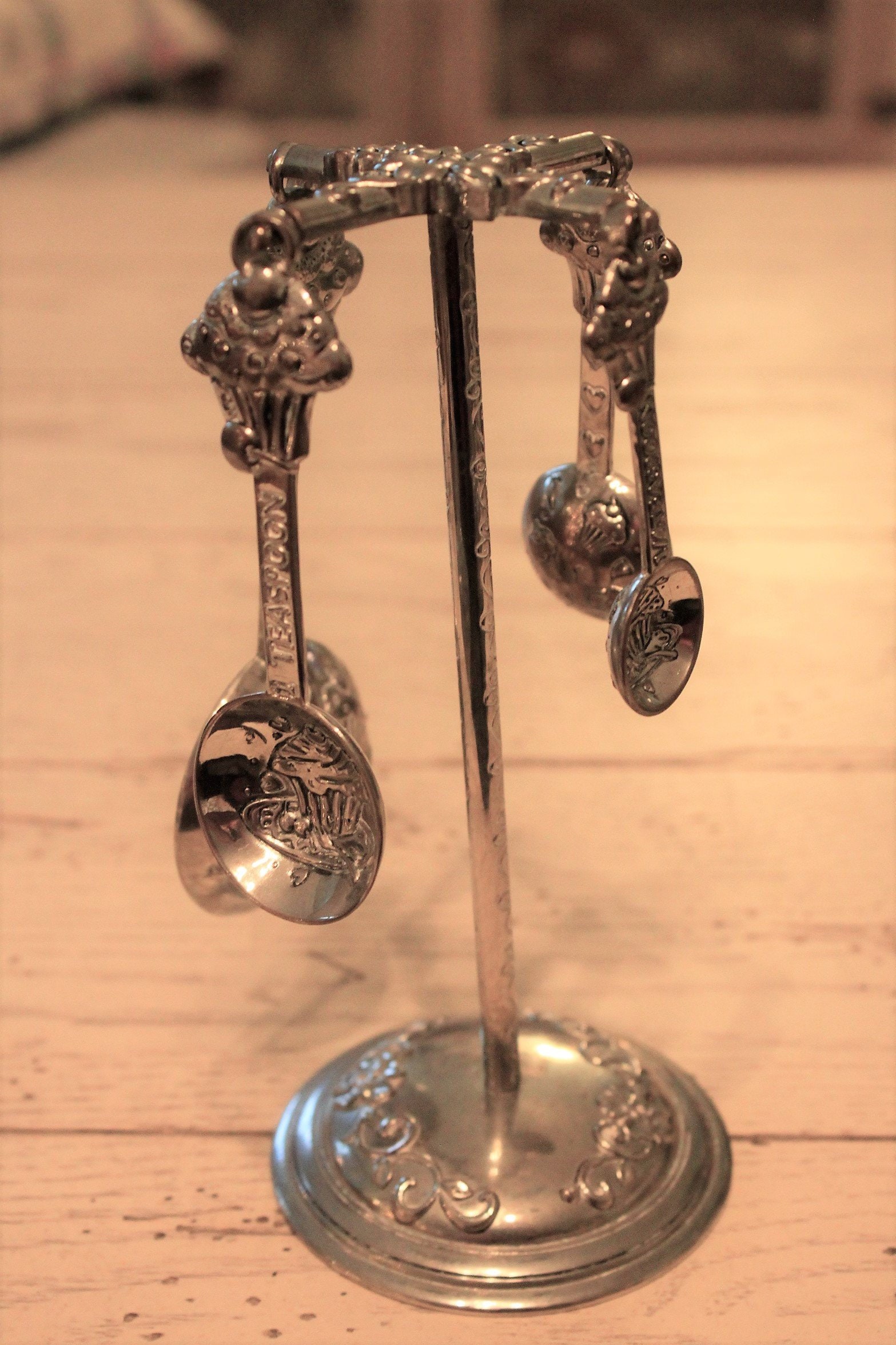 Decorative measuring spoons with stand