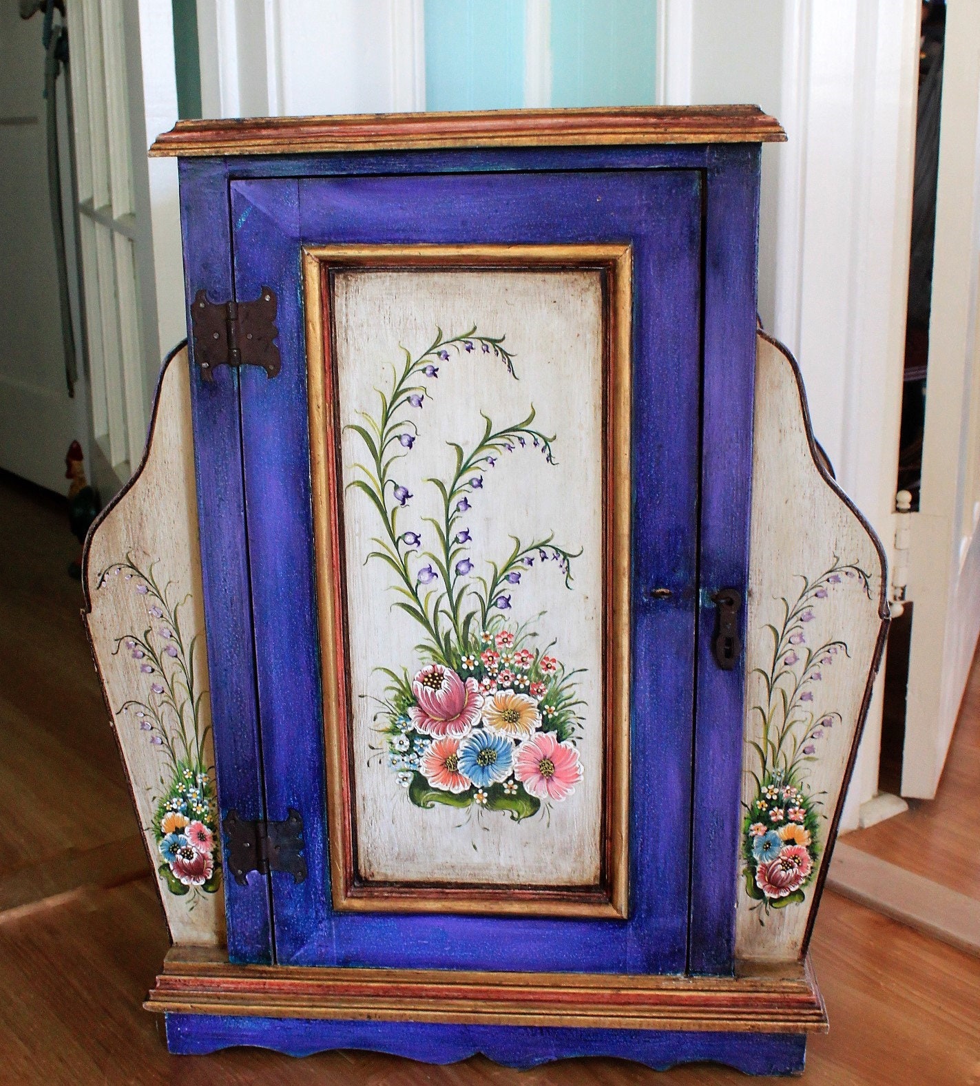Vintage hand painted night stand/end table with magazine wings