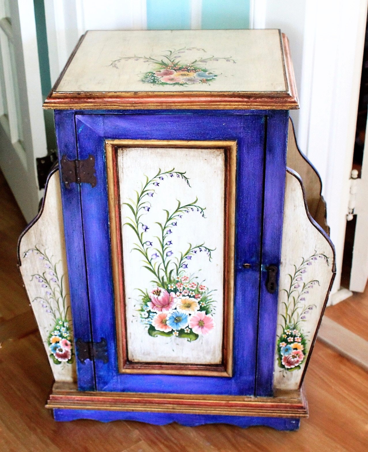 Vintage hand painted night stand/end table with magazine wings