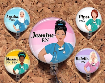 Könnte beinhalten: Fünf bunte Ausweishalter mit Comic-Bildern von Krankenschwestern. Jeder Ausweishalter hat einen anderen Namen, Titel und ein anderes Design. Die Namen sind Ayesha RN, Jasmine RN, Piper CNA, Shanice RN, BSN und Natalie LPN.