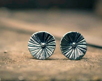 Pendientes de plata de ley grabados con postes redondos oxidados