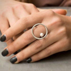 Zierlicher Perlenring aus 925er Silber: Modernes Statement