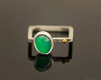 Anillo de ónix verde, cuadrado bicolor, plata de ley 925 y oro de 22 quilates.