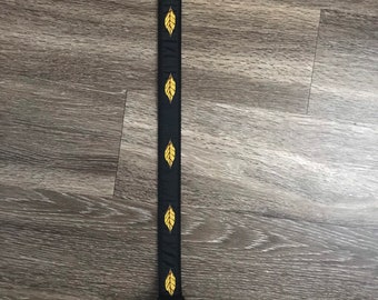Collar ajustable para perro con diseño de hoja de tabaco dorada