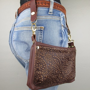 Damen Western Braun Leder Hüfttasche, Cowgirl kleine umwandelbare Crossbody Geldbörse, Trail Ride Gürtelschleife Tasche, Taille Tasche Gürteltasche, Hip Clip Tasche